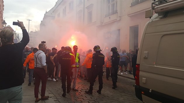 Fanouci belgickho Royal Antverpy bhem pochodu Plzn hzeli svtlice a dmovnice.