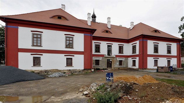 Vclav Kule koupil v Chocenicch na Plzesku polorozpadl zmek. Postupn jej opravuje, podle pamtk ale stavebn pravy sniuj jeho historickou hodnotu. (7. 8. 2019)