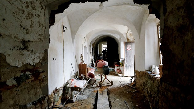 Václav Kule koupil v Chocenicích na Plzeňsku polorozpadlý zámek. Postupně jej opravuje, podle památkářů ale stavební úpravy snižují jeho historickou hodnotu. (7. 8. 2019)