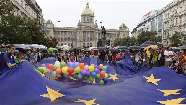 Kromě balonků v duhových barvách byla v davu k vidění také velká vlajka Evropské unie (10. srpna 2019).