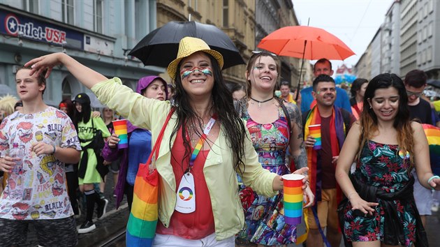 Zmokl, ale vesel astnk prvodu Prague Pride (10. srpna 2019).