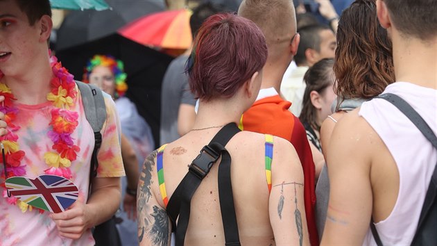 Zmoklí, ale veselí účastník průvodu Prague Pride (10. srpna 2019).