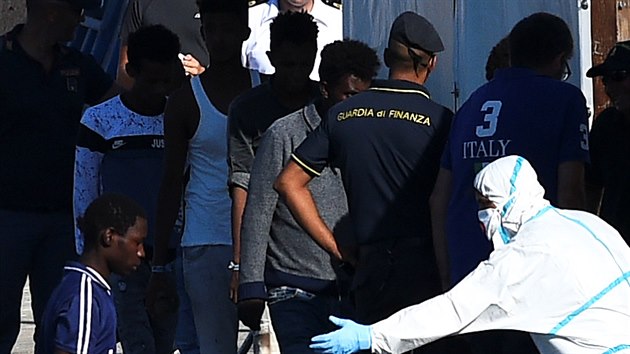 Na palub lodi stle zstv 107 migrant. (17. srpna 2019)