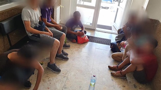 Slovensk policie zadrela kolem ticeti migrant, kte se dostali ilegln na Slovensko ze sousednho Maarska ukryt pod vagony nkladnho vlaku.