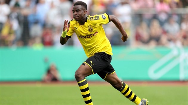 Youssoufa Moukoko, vychzejc hvzda Borussie Dortmund. Ve trncti letech nastupuje po boku o pt let starch spoluhr.