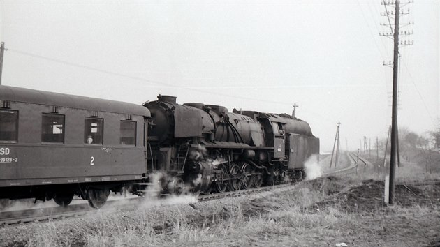 Smíšený vlak vedený "Štokrem" 556.0214 na trati u Uhřičic na velikonoce 1972
Foto: František Navrátil