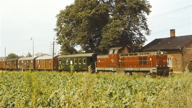Smíšený vlak se strojem T466.0 zastavil v Lobodicích. Rok 1976
Foto: František Navrátil