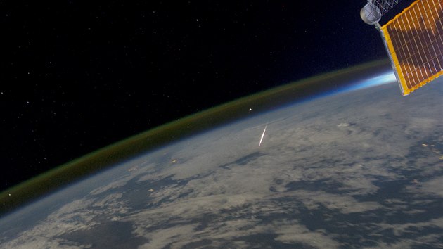 Jeden z meteorů z meteorického roje Perseid, který z ISS zachytil astronaut William L. Stefanov, v roce 2011.