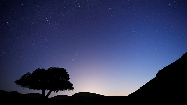 Jeden z meteor z roje Perseidy nad mstekem Micpe Ramon v Izraeli.