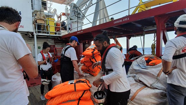 Posdka lodi Ocean Viking, kterou provozuje organizace Lkai bez hranic spolen s charitou SOS Mditerrane. Ve Stedozemnm moi zachrauje migranty z nafukovacch lun. (12. srpna 2019)