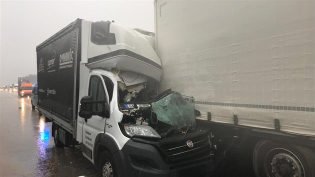 Na dálnici D1 směrem na Prahu před Velkým Meziříčím se srazilo nákladní auto s dodávkou. Řidič automobilu po převozu do nemocnice zemřel. (12. srpna 2019)