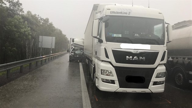 Na dálnici D1 směrem na Prahu před Velkým Meziříčím se srazilo nákladní auto s dodávkou. Řidič automobilu po převozu do nemocnice zemřel. (12. srpna 2019)