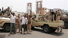 Členové jihovýchodní jemenské separatistické síly podporované SAE vykřikují,...