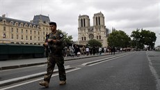 Bezpenost v okolí katedrály hlídají francouztí vojáci. (16. srpna 2019)