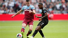 Declan Rice z West Hamu (vlevo) a Raheem Sterling z Manchesteru City bhem...