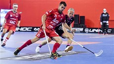 Ji�í �rámek z Tatranu St�e�ovice vede mí�ek, za ním je Casper Backby z Falunu.