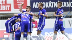 Fotbalisté Olomouce slaví gól do sít Karviné.