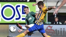 Jablonecký Jan Matou�ek (v zeleném) se sna�í odcentrovat p�es Jana...