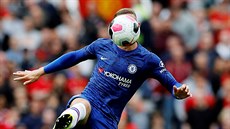 Ross Barkley z Chelsea se soustedí na odkop balonu bhem zápasu proti...