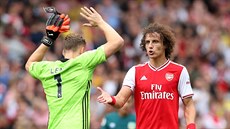 Obránce Arsenalu David Luiz se raduje s gólmanem Berndem Lenem z vítzství nad...