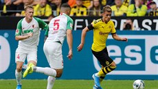 Thorgan Hazard z Dortmundu (vpravo) u balonu bhem zápasu proti Augsburgu....