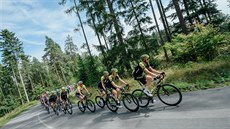 Závodníci týmu Mitchelton-Scott jedou na ele pelotonu bhem tetí etapy Czech...