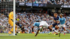 Raheem Sterling z Manchesteru City dává gól v zápase proti Tottenhamu.