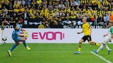 eský gólman ve slubách Augsburgu Tomá Koubek inkasuje pátý gól od Dortmundu.