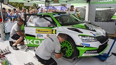 V�z Jana Kopeckého a Pavla Dreslera v servisním depu b�hem Barum Czech Rally...