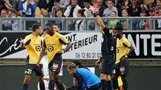 Boubakary Soumare z Lille dostává červenou kartu během zápasu proti Amiens.