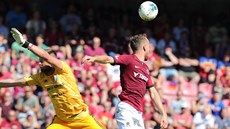 Derby Slavia - Sparta (1:1) se odehrálo ped vyprodaným stadionem jen tyi dny pedtím, ne vláda vyhlásila nouzový stav a poté se sportovní akce zastavily.