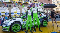 Jan Kopecký a Pavel Dresler (vlevo) slaví vítzství na Barum rallye.