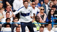Trenér Chelsea Frank Lampard udílí pokyny svým svencm v utkání s Leicesterem.