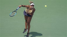 Amerianka Madison Keysová podává ve finále turnaje v Cincinnati.