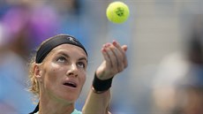 Ruská tenistka Svtlana Kuzncovová si nadhazuje míek na servis ve finále...
