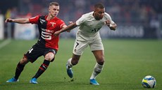 Kylian Mbappé z PSG se snaí odpoutat od Benjamina Bourigeauda z Rennes.