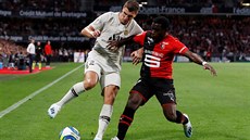 Thomas Meunier z PSG (vlevo) a Faitout Maouassa z Rennes bojují o mí.