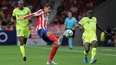 Álvaro Morata z Atlética Madrid (uprosted) si kryje mí ped Djenem Dakonamem...