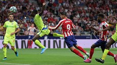 Álvaro Morata z Atlética Madrid (s íslem 9) pekonává obranu Getafe.