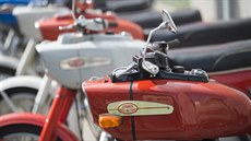 Stovky motocykl Jawa z rzných období 17. srpna 2019 dorazily do výrobního...