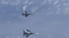 Zábr ze záznamu setkání panlského pohotovostního letounu EF-18 (nahoe) a...