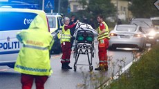 Zdravotníci odváejí zranného po stelb v islámském centru nedaleko Osla (10....
