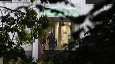 Policie hlídá vstup do islámského centra ležícího nedaleko norského Osla, kde...