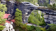 Prav�ická brána je nejv�t�í p�irozený skalní útvar v Evrop�. Je pova�ována za...