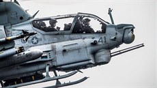 BITEVNÍ STROJ. Dvoumotorový vrtulník Bell AH-1Z Viper oddílu americké námoní...
