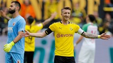 Kapitán Dortmundu Marco Reus se raduje ze vstelené branky proti Augsburg, v...