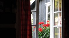 Okna tradičně zdobí muškáty. 