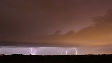 Blesky a shelf cloud na ele boukového systému ped Prahou (12. srpna 2019)