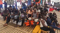 Loď se 147 africkými migranty čekala v mezinárodních vodách asi 50 kilometrů od...