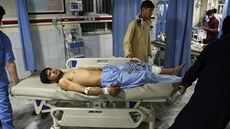 Zranný mu v nemocnici po explozi v Kábulu, která zabila desítky osob.